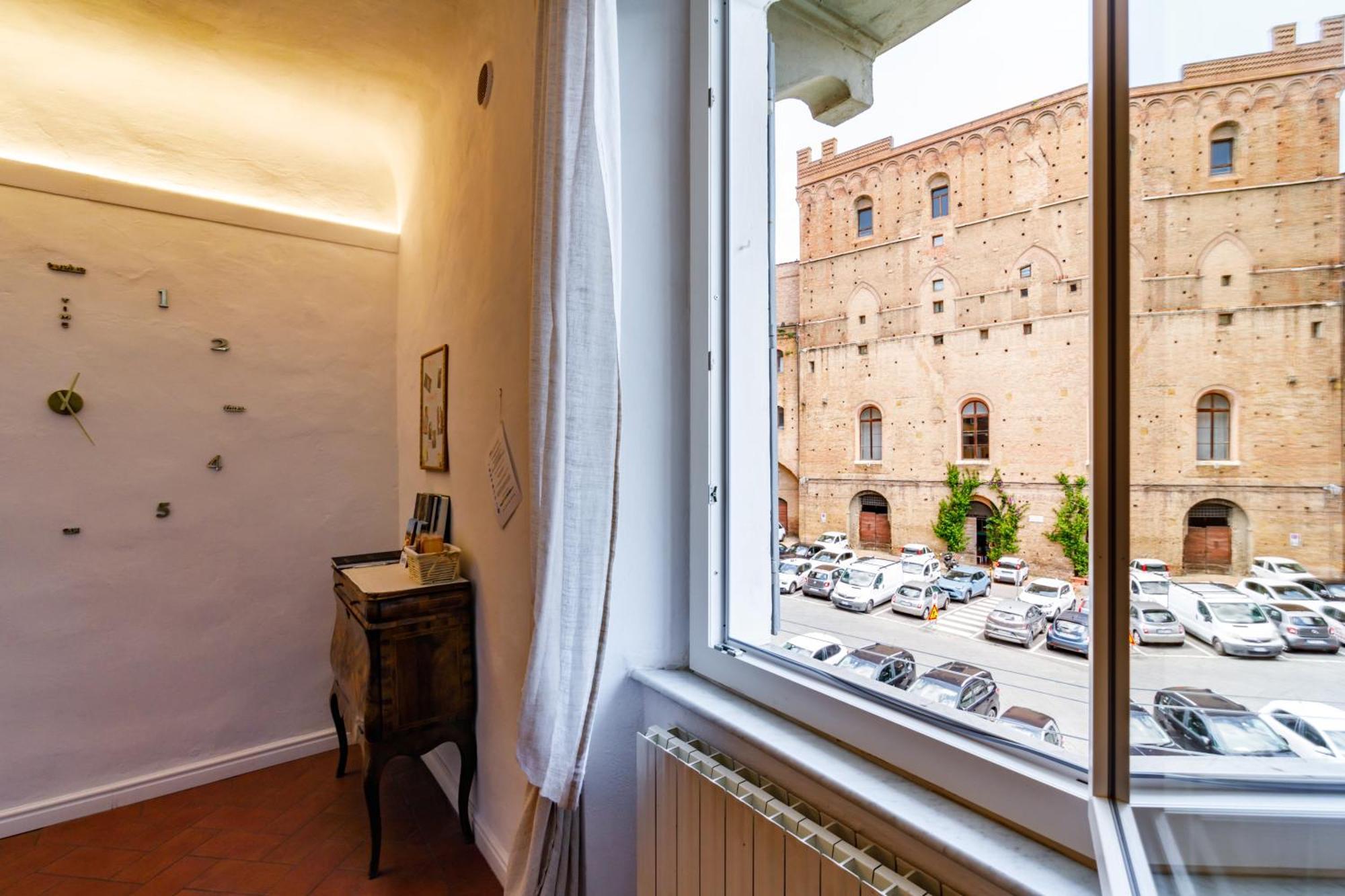 Charme Centro Storico Apartment Siena